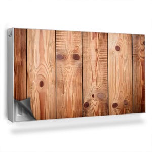 Op de afbeelding: Een rechthoekig houten paneel met een natuurlijk houtnerfpatroon. Het paneel is gemaakt van verticale planken in verschillende tinten bruin en beige, met zichtbare knopen en nerfdetails. Het paneel is bevestigd aan een wit metalen frame.