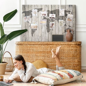 Wereldkaart op oud hout, reistracker, groot kurkbord, drukspelden, print op canvas, kaart met bezochte plaatsen, bruin
