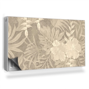 Può includere: Un copri radiatore beige con un motivo a foglie tropicali in un colore beige più chiaro. Il design presenta foglie grandi e fiori.
