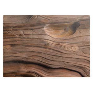 Op de afbeelding: Close-up van een bruine houtnerftextuur met een diepe groef in het midden. Het hout heeft een natuurlijke, rustieke uitstraling.