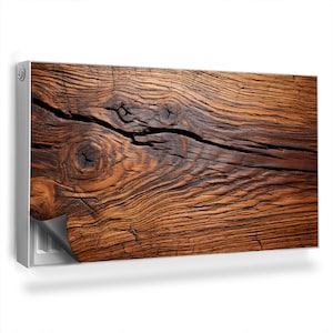 Op de afbeelding: Close-up van een verweerde houten plank in natuurlijke bruine en donkerbruine kleur. Het hout heeft een ruwe textuur met zichtbare knoesten en nerven.