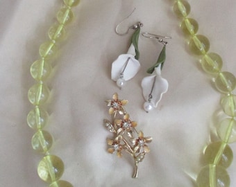 Spring Flowers: 3 pc set; Vintage Yellow Bubble Bead Lucite Necklace, enameled pin, crafted earrings. Estate Sale Jewelry. Sudy Set. MS140