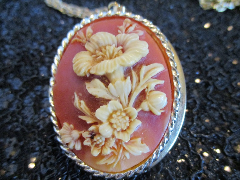Flower cameo gold-tone locket and rope chain Estate Sale Item Jewelry N138 10K gold plate mounting Vintage Carved Cameo Locket