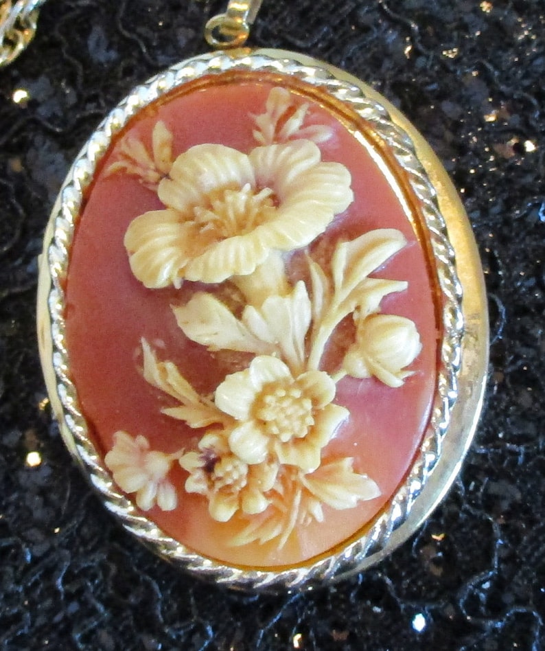 Flower cameo gold-tone locket and rope chain Estate Sale Item Jewelry N138 10K gold plate mounting Vintage Carved Cameo Locket