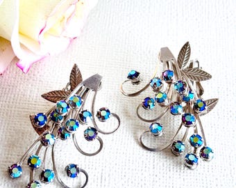 Pendientes vintage de diamantes de imitación azules • Diseño floral en tono plateado • Brillo Aurora Boreal de mediados de siglo