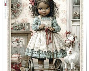 Puede incluir: Ilustración de estilo vintage de una niña con un vestido blanco con ribetes azules, de pie sobre una plataforma con ruedas. Tiene cabello oscuro y un lazo rojo. Un caballo de juguete blanco está cerca. Fondo con muebles antiguos y papel pintado floral.
