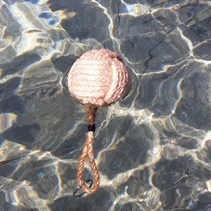 Monkeyfist floating keychain maritime, handmade gift, nautical knot made of jute, motorboat, sustainable