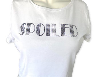 Camisetas "estropeadas" con diamantes de imitación recortadas