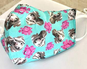 Weimaraner con bolsas de accesorios de orquídeas