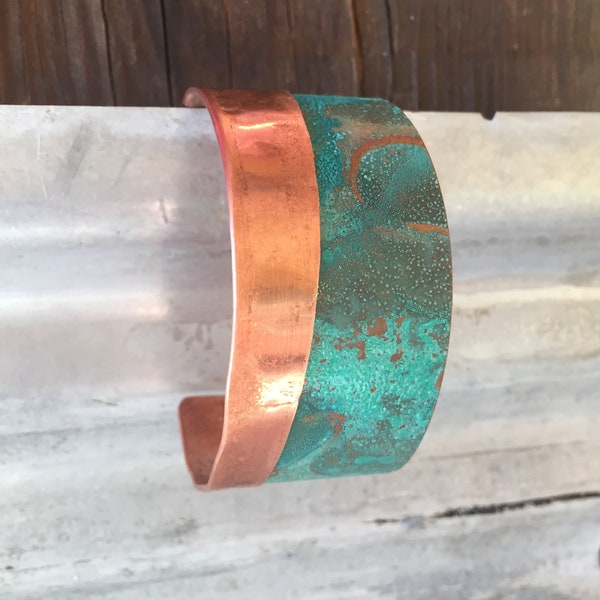 Brazalete de cobre - Joyería reciclada - Joyería de cobre hecha a mano - Joyería con pátina - Joyería remachada - Brazalete descentrado - Pulsera reciclada
