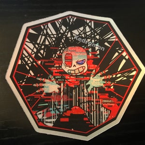 Puede incluir: Una pegatina de arte digital roja y azul de un personaje con una cara de calavera y un cuerpo rojo y azul. El personaje está rodeado de líneas blancas y negras y el texto "ERROR" y "MEMORY" son visibles en la cara del personaje. La pegatina tiene forma de octógono.