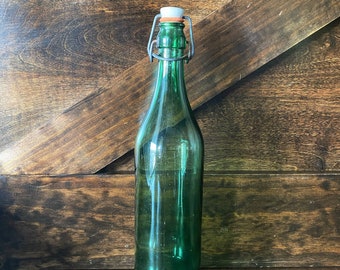 古いイタリアの緑色のガラスボトル、ハンドボウルストッパー付き