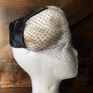 Cappello di piume vintage, cappello casque degli anni '50, cappello capuleto, cappello velato, grande fiocco di raso, moda vintage,
