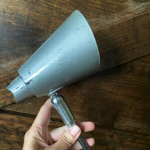 Lámpara de escritorio de metal gris, estilo industrial vintage, en perfecto estado de funcionamiento.