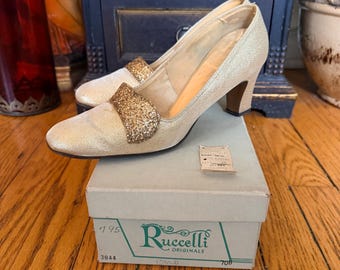 1950er Jahre Ruccelli Gold Metallic Heels Original Box | Vintage Hochzeits-Schuhe | Glitzer Pumps | Größe 38 US 7-7.5