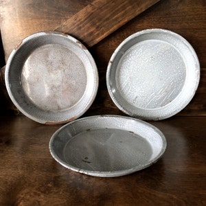 Vintage enamel pie plate, graniteware pie pans, set of 3, grey enamel pie pans, rustic, farmhouse kitchen decor