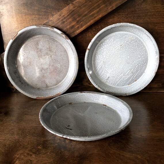 Enamel ware Pie Plate (TRE) Enamel ware Pie Plate (TRE)