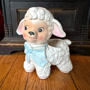 Vintage lamsplanter, kitscherig decor uit de jaren 1950, keramische schapenplanter, kindervaas, interieur uit het midden van de eeuw, inrichting kinderkamer