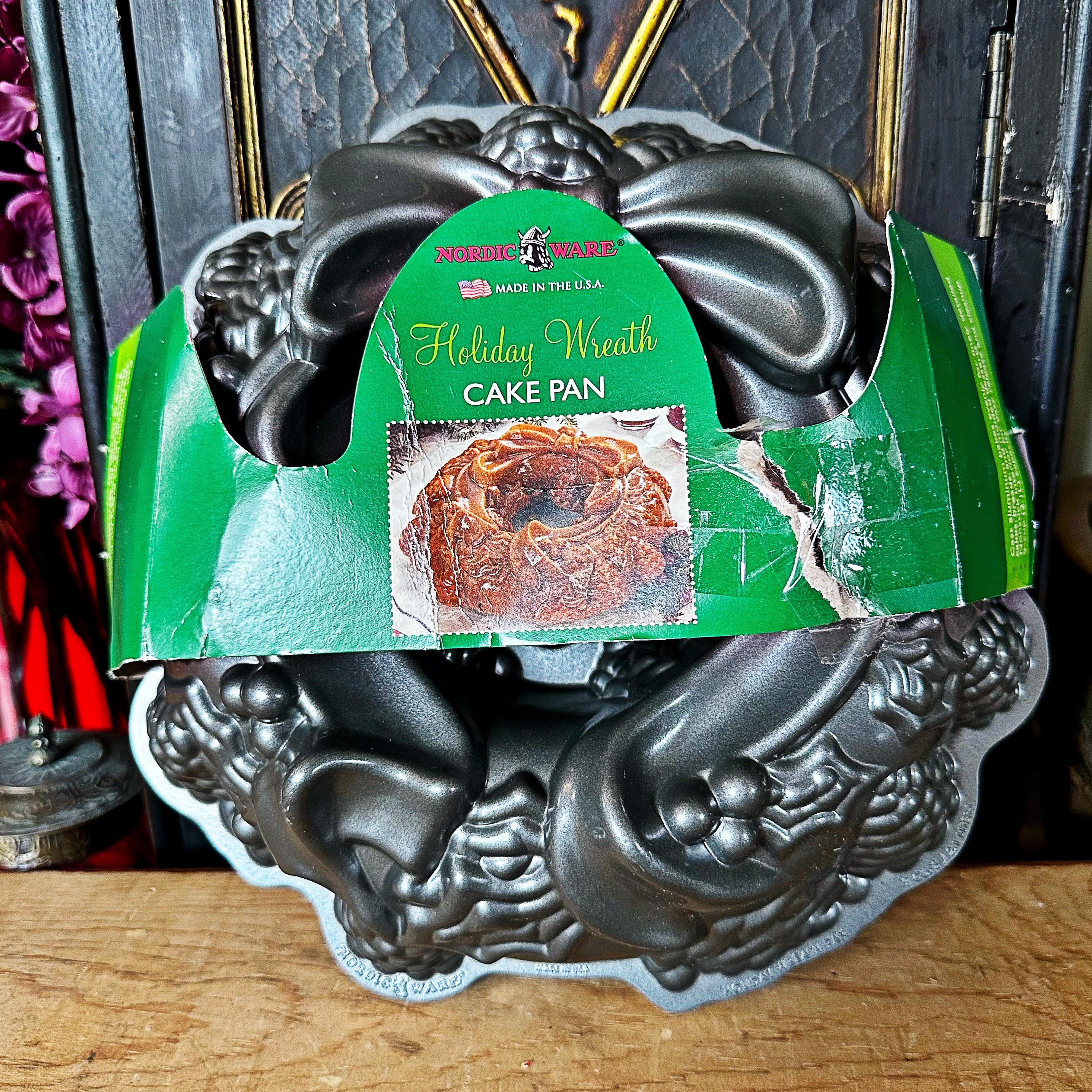 Nordic Ware Holiday Wreath Bundt Pan: Cast Aluminum Christmas Baking
