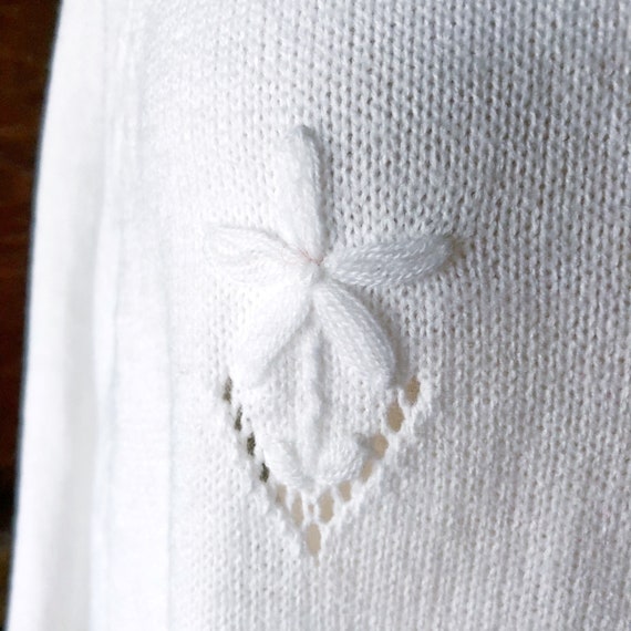 Vintage knit cape, white with flower designs, vin… - image 7