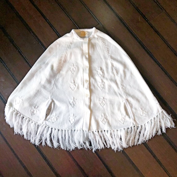 Vintage knit cape, white with flower designs, vin… - image 5