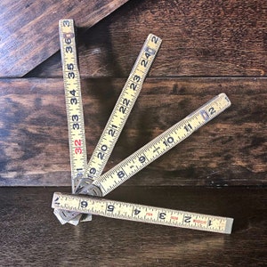 &quot;Vintage Zollstock, gelbe Verlängerung, Holzlineal, Messingschiene, Enden und Kanten, ausziehbar bis 182 cm, rustikales Dekor &quot;&quot;Bauernhaus&quot;&quot;.&quot;