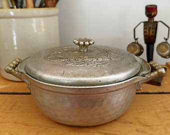 Vintage Everlast aluminium pan met vintage Pyrex schaal, vintage keukengerei, jaren 50 keuken