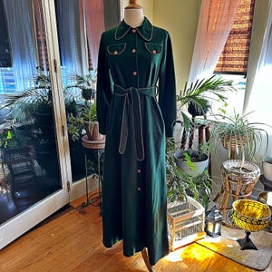 Vintage velour robe by Vassarette, button down robe, 1960's loungewear, vintage housecoat, vintage fashion, 1960's fashion