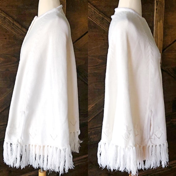 Vintage knit cape, white with flower designs, vin… - image 3