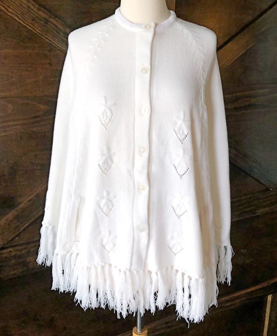 Vintage knit cape, white with flower designs, vin… - image 1