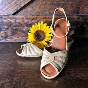Vintage Yellow Leather Sandals: 1960s Sling Back Shoes, Size 7B