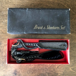 Vintage Schuhputzzeug, Pferdekopf Griffe, Bürste & Schuhlöffel, montiertes Schuhpflege Set, Vatertagsgeschenk, in Original Box, NOS
