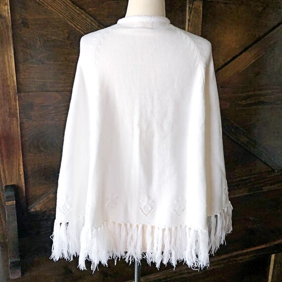 Vintage knit cape, white with flower designs, vin… - image 4