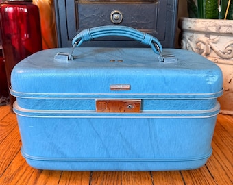 Vintage 1960s Airway Blue Train Case w Mirror Tray Keys Makeup Luggage Vanity Overnight Case