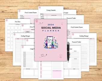 Op de afbeelding: Een roze en witte printbare social media planner voor 2024. De planner bevat secties voor postideeën, hashtagmanager, dagelijkse planning, serieplanning, postschema en wachtwoordtracker. De omslag heeft een cartoonillustratie van mensen die hun telefoons gebruiken.