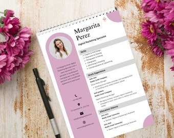 Op de afbeelding: Een roze en witte cv-sjabloon met een foto van een lachende vrouw. De cv vermeldt Margarita Perez als Digital Marketing Specialist met vaardigheden in grafisch ontwerp, illustratie, fotografie, videografie, reclame en copywriting. De cv vermeldt ook werkervaring en opleiding.