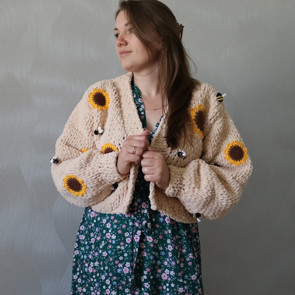 Chunky cardigan sunflowers and bees, beige cardigan, Big Sweater, Chunky Sweater, Big Flowers Jacket, Knit Bloom cardigan, Crop Jacket