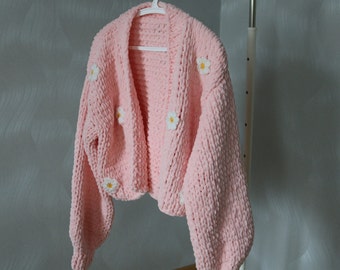 Cardigan épais avec marguerites, cardigan rose, pull grosses marguerites, pull épais, veste grandes fleurs, cardigan fleuri en tricot, veste courte