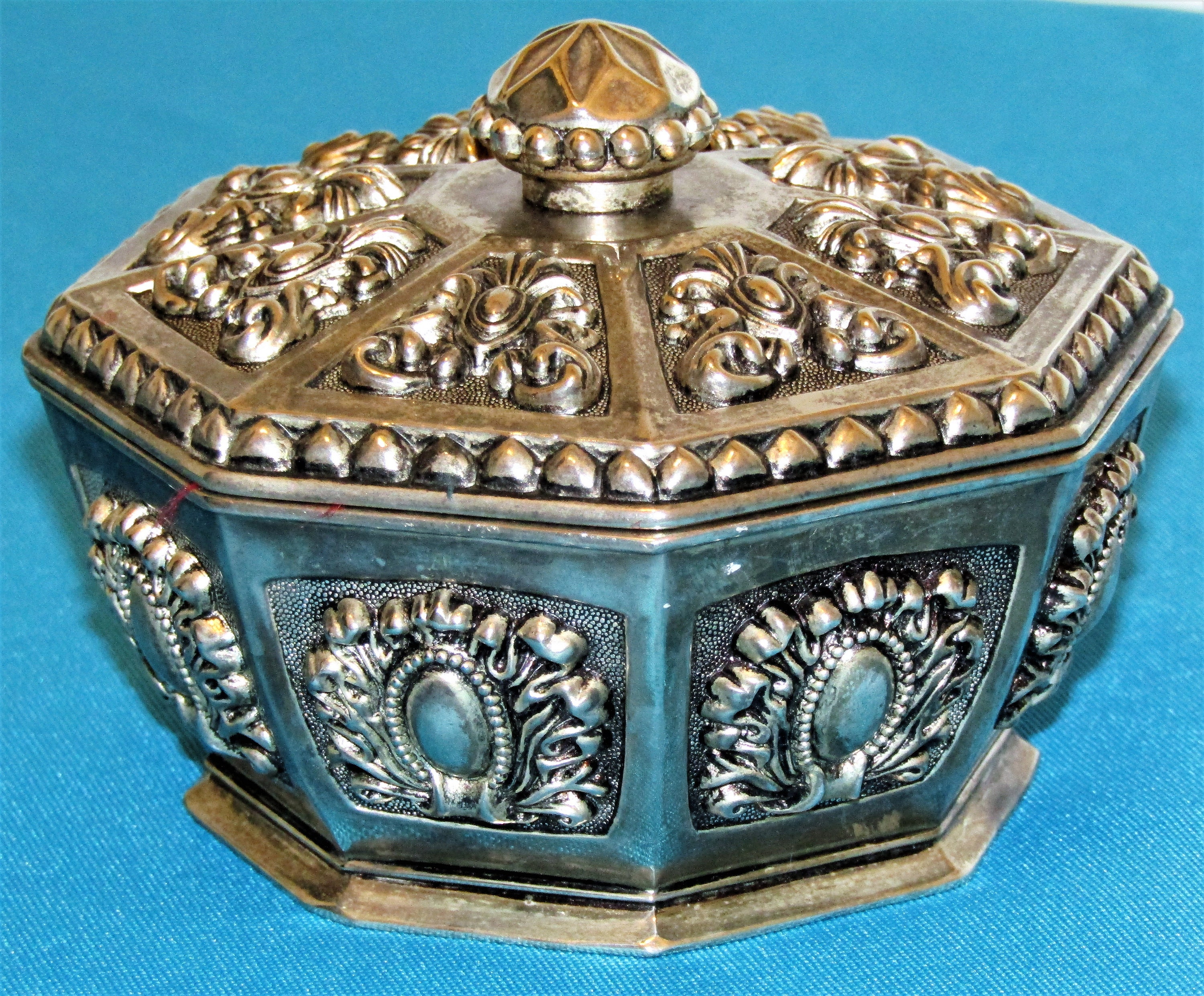 Antique Trinkets: Dandy'S Extraordinary Finds - 4scm7hv