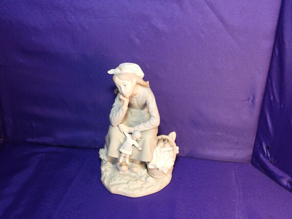Vintage Lladro #1211 'Girl with Basket' Statue