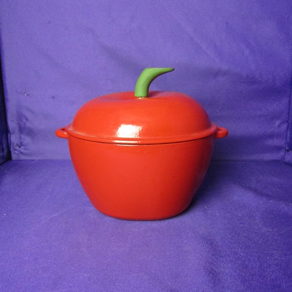 Vintage Country Cottage Apple Cast Iron Dutch Oven