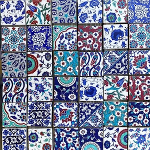 Può includere: Una collezione di 25 piastrelle quadrate in ceramica con intricati motivi floreali e geometrici in tonalità di blu, bianco, rosso e verde. Le piastrelle sono disposte in uno schema a griglia.