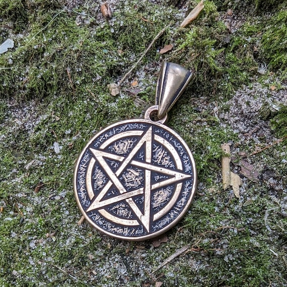 Ciondolo pentagramma in bronzo con incantesimo di protezione