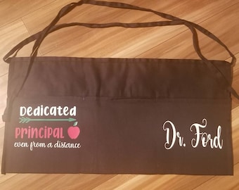 Delantal de director personalizado con bolsillos. "Director dedicado incluso a distancia".