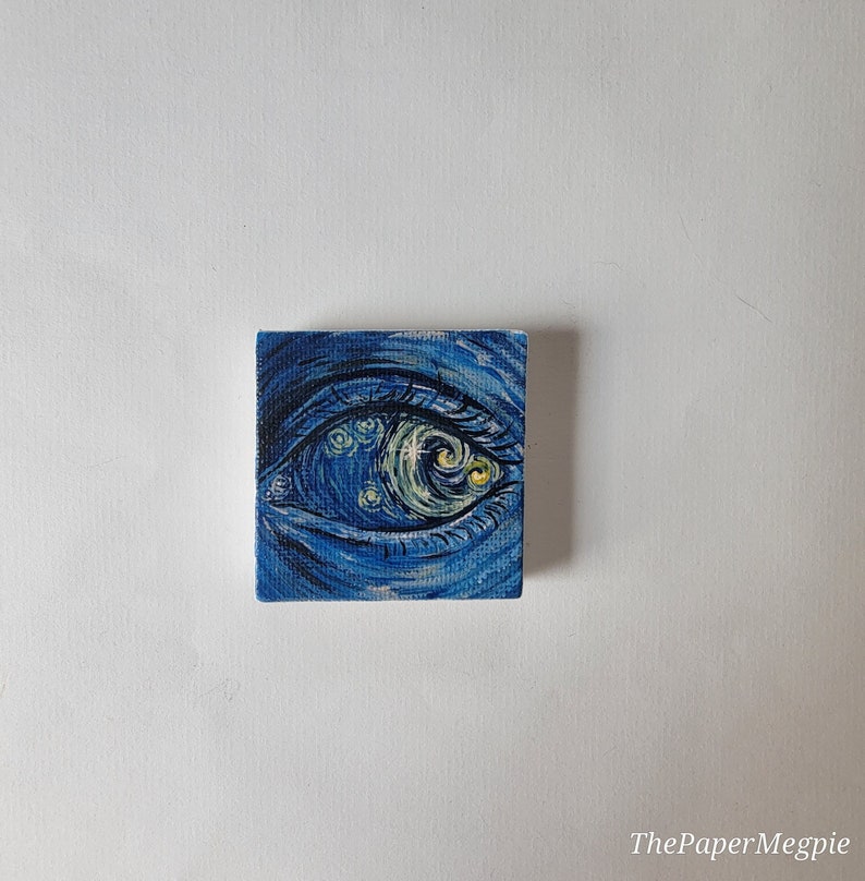 Starry Eye, mini pittura 2x2, pittura ispirata alla notte stellata, arte dipinta in miniatura, tema luna e stelle, immagine 1