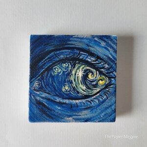 Starry Eye, mini pittura 2x2, pittura ispirata alla notte stellata, arte dipinta in miniatura, tema luna e stelle, immagine 2