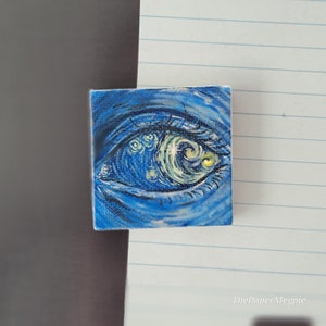 Starry Eye, mini pittura 2x2, pittura ispirata alla notte stellata, arte dipinta in miniatura, tema luna e stelle, immagine 7