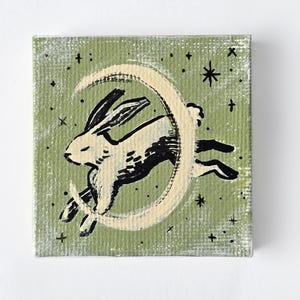 Conejito para dormir, mini pintura de 2x2, pintura inspirada en la noche estrellada, arte pintado en miniatura, conejito blanco, tema de buenas noches y luna.