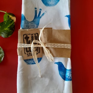 Tea Towel Block Printed Bird  Blue and White Tea Towel Torchon Imprimé Oiseau en Bloc Handprinted Tea Towel
