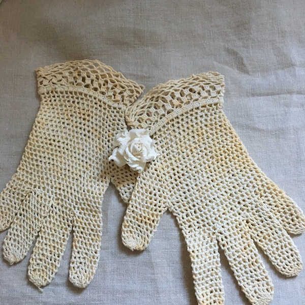 Paire de gants fins français anciens fait mains au crochet. Vintage